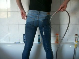 duschen in stretchjeans und Lycrabody