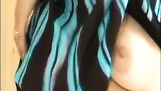 Tombul sarışın Alman orta yaşlı seksi kadın oyuncak kullanıyor ve klasik sahnede sikiliyor