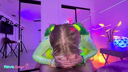 Cristina Savoy besitzt eine Neon-afterparty mit wilder energie!