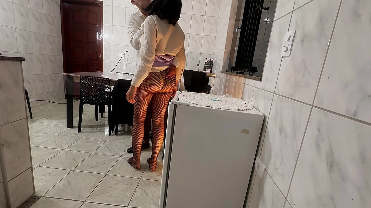 Sekretářka dostane výprask na zadek a její zadek zneužitý šéfem.