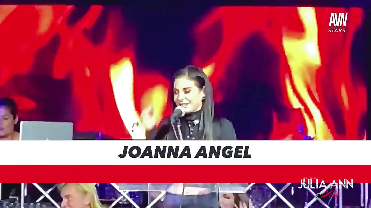 Folytatódik az AVN-es roastom! Joanna Angel!