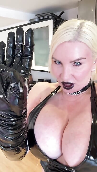 Memek becek cewek ini dicrot sperma hangat pria kulit hitam dengan sarung tangan seksi!