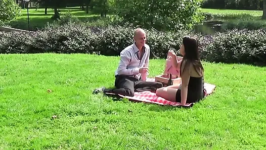 Jill trifft ihren sugardaddy vince und geht in einen Park für ein heißes Picknick!