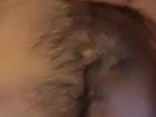 Gorge profonde à l'envers: un papa poilu barbu prend une grosse bite longue