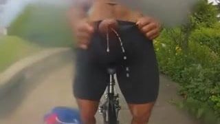 Cycliste, mains libres, public, éclabousse sa caméra