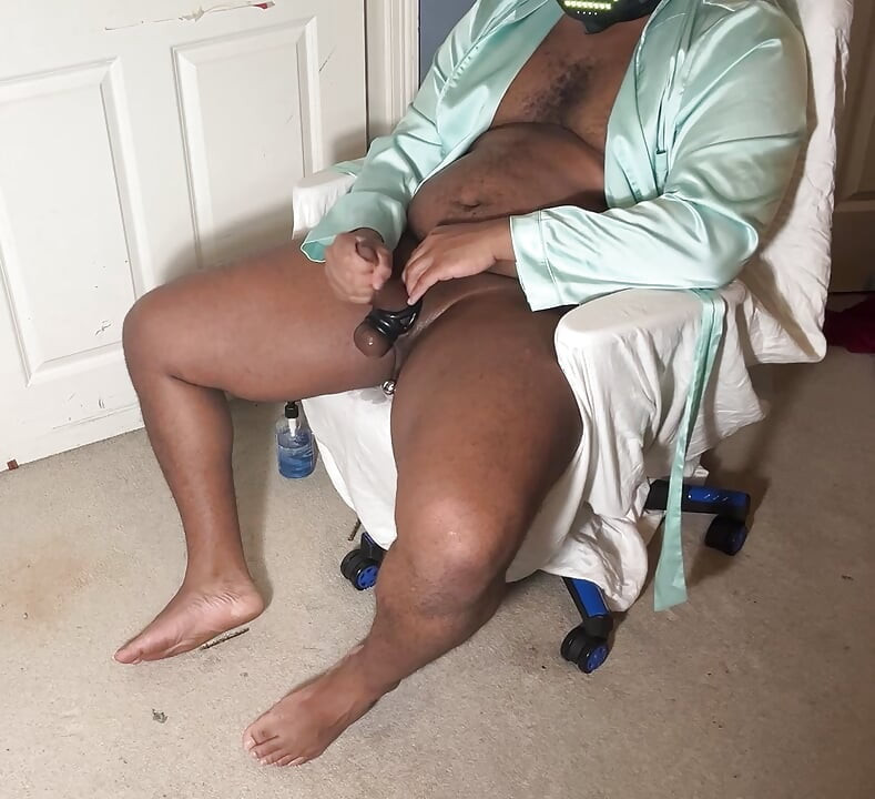 ชายผิวดําในเสื้อคลุมอาบน้ําเย็ดน้ําแตกครางพร้อมสอดของเล่นต่อมลูกหมาก