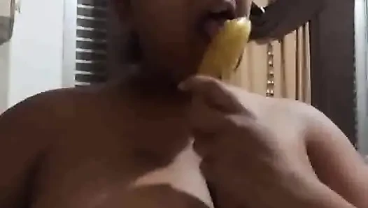 Büyük göğüsler ve göt ya da ateşli bir sakso