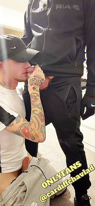 Hetero chav wordt geneukt in sportschoenen en trackies
