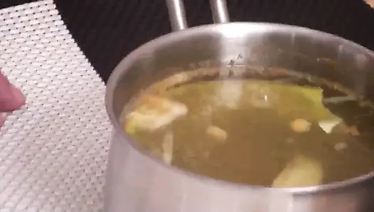 Masak kaldu kencing disajikan