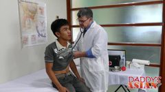 Jovem asiática sem camisinha durante consulta médica