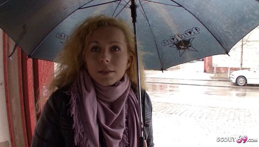 Madura seduce a follar por dinero en efectivo en casting callejero alemán