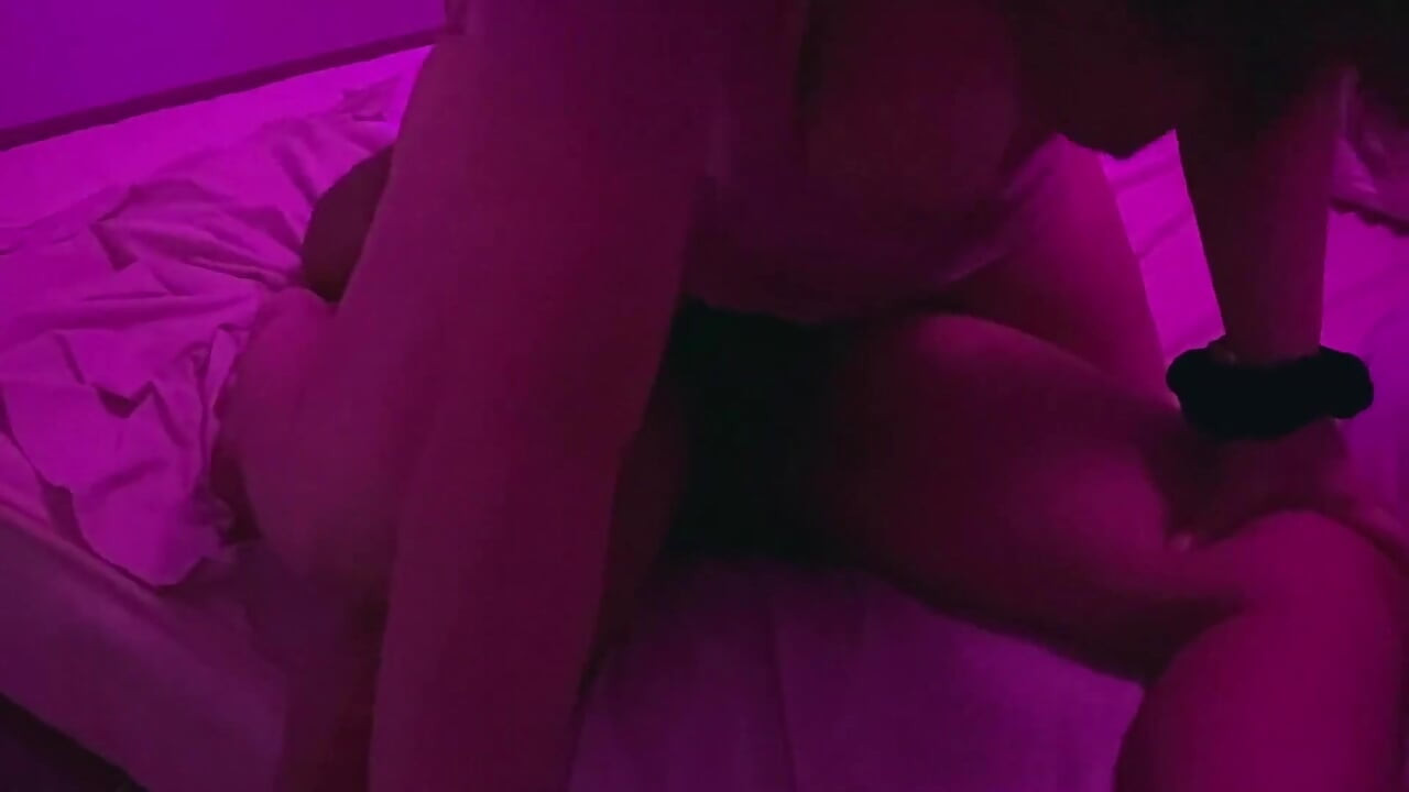 Kocamın üvey erkek kardeşini diğer odadayken siktim