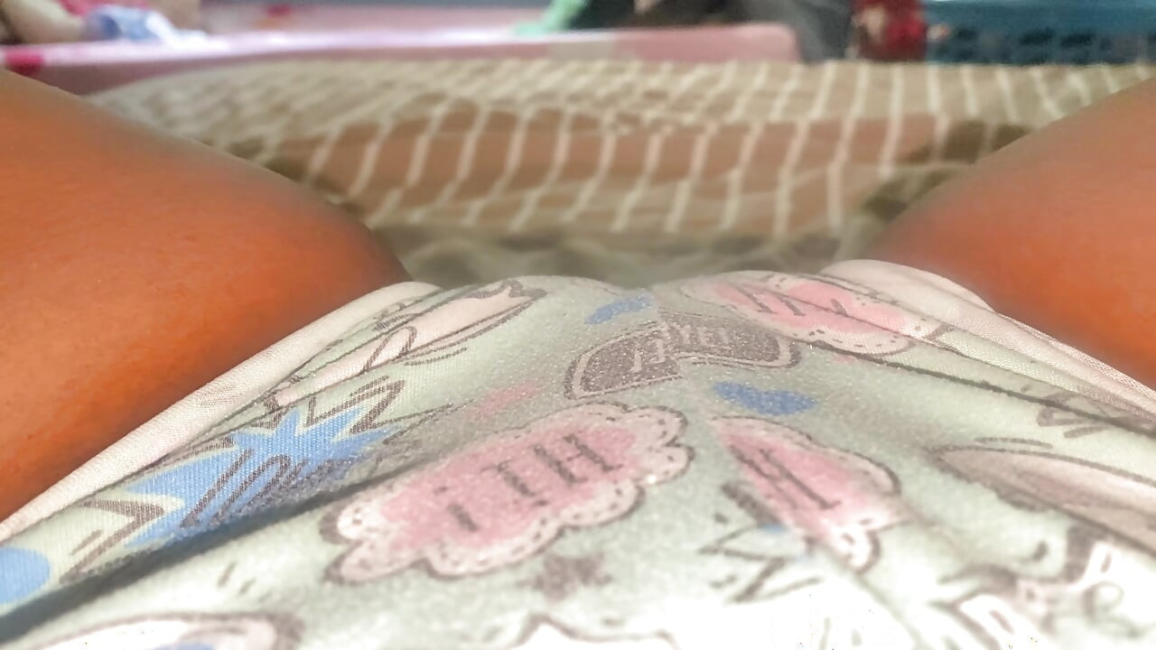 Těsná kundička sousedky, posílá mi video, aniž by o tom její manžel věděl