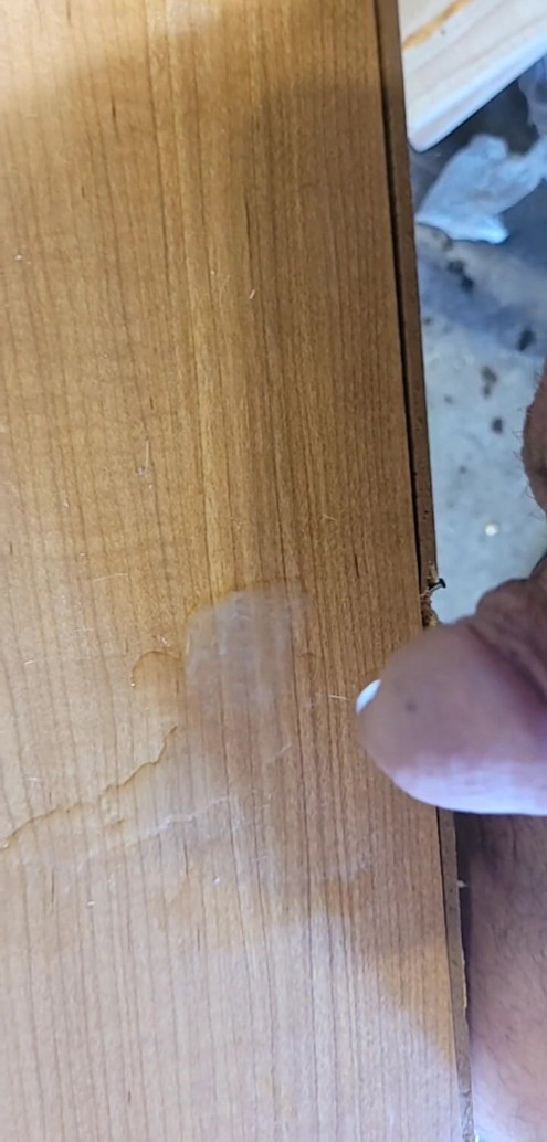 Ordenhando meu pau na mesa
