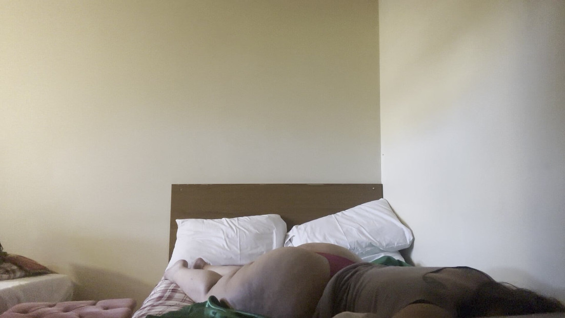 Une belle-mère veut que son jeune voisin noir la baise brutalement quand son mari n’est pas à la maison.