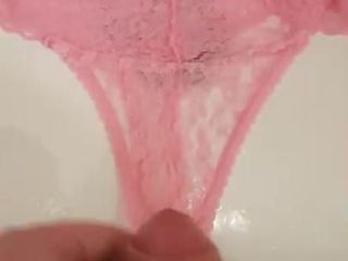 Розовые стринги со спермой на мамочке развлекаются спермой