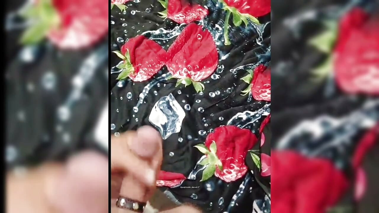 ¡Una MILF dándole placer a una polla preciosa!