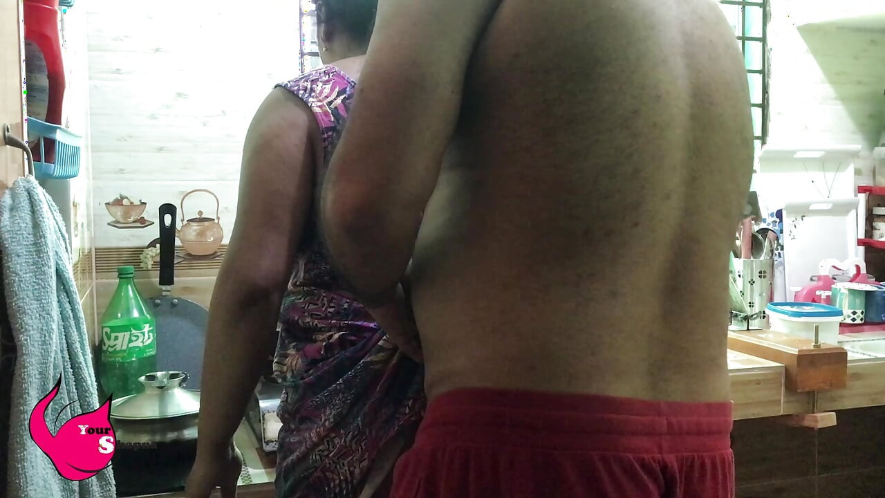 Styvbror och styvsyster spelar ett naturligt spel