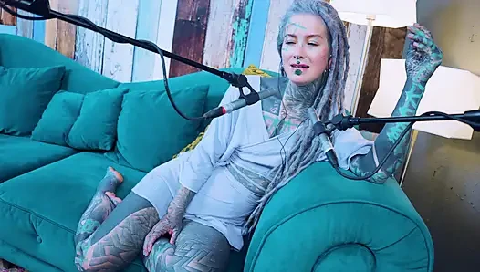 Aku berbicara tentang N - Needed - ASMR podcast SFW berbicara gadis kurus gothic bertato rambut gimbal
