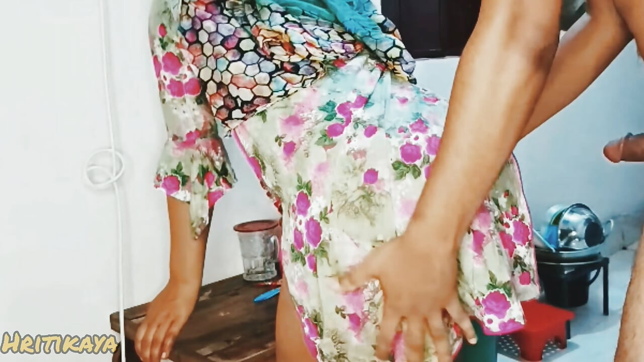 Slatka devojka je pokazala sise i fingerovanje virusnog videa