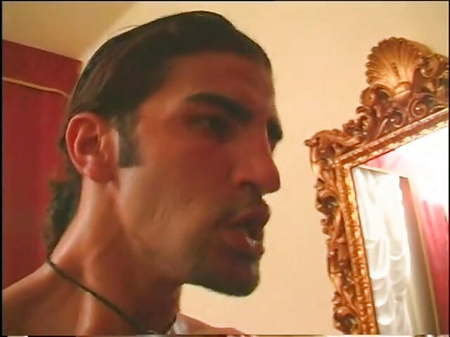בלונדינית סקסית כפופה מראה את החור התחת שלה מוכן להיזיין - DVD