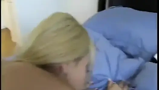 Blondine mit tollen titten liegt auf dem bett, um flachgelegt zu werden