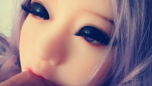 POV Una puttanella sex doll succhia cazzi e se li fa scorrere fra le tettone