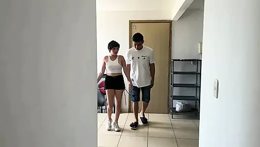 Motosiklet bozulduğu için onu eve götürmemi isteyen seksi bir kız buluyorum, ona yardım etmem karşılığında onu becermeme izin veriyor.