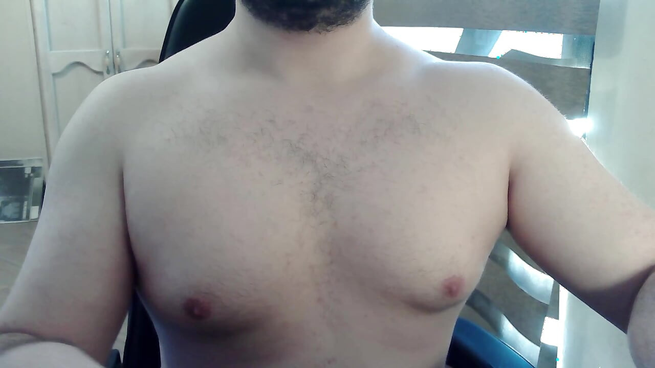 Mišićavi camboy vežba svoje gornje telo