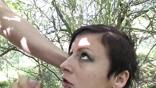 Tante seksi rambut pendek dientot di luar ruangan 6029 3