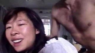 Heißer Clip, asiatische Freundin genießt das Schlucken