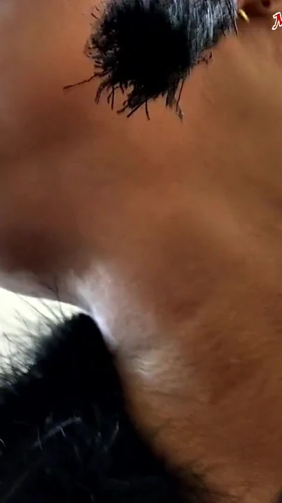 Momento icónico de "Madura rusa sexy AimeeParadise con una piercing en el ombligo y una polla en la boca!"