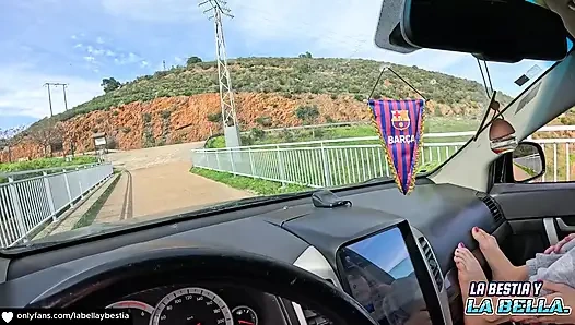 Temanku suka banget sama kakiku dan aku bikin dia ngocok kontolku dengan kakiku dan aku ngocok kontolnya habis-habisan