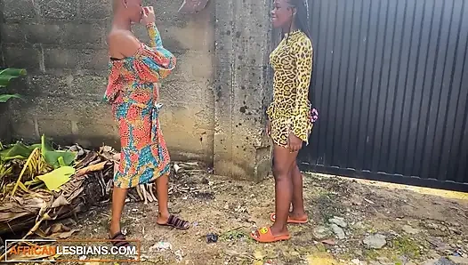 Lesbian semok kulit hitam amatir lagi asik fingering memek sempitnya setelah jalan-jalan di luar ruangan