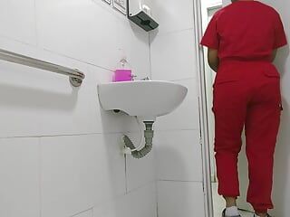 Caser相机记录护士在浴室里