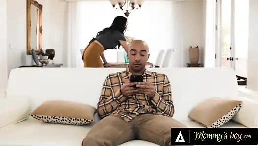 Annenin oğlu - azgın adam iki mükemmel orta yaşlı seksi kadın Reagan Foxx ve Charlotte Chanel'i sikiyor