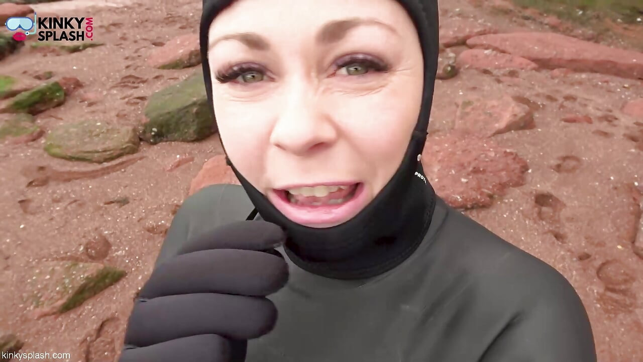 Wetsuit reuzin vindt een klein speeltje om te plagen