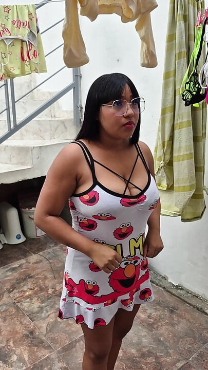 Я сказала соседке, которая висит ее стринги: "Давай, я покажу тебе кое-что... Сколько ты даешь моему члену, а она сказала..."