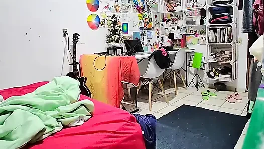 Üvey kız kardeşimi duştan çıkarken izliyorum