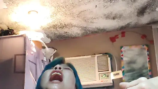 Lusi tatminsiz evli kadın kocasını aldatmayı düşünüyor