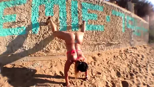 Une PAWG ukrainienne sexy twerk son gros cul juteux sur la plage