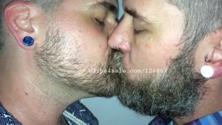 Adam und Richard küssen Video 2