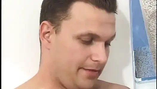 Geile oma weiß ziemlich gut, wie man gangbang behandelt