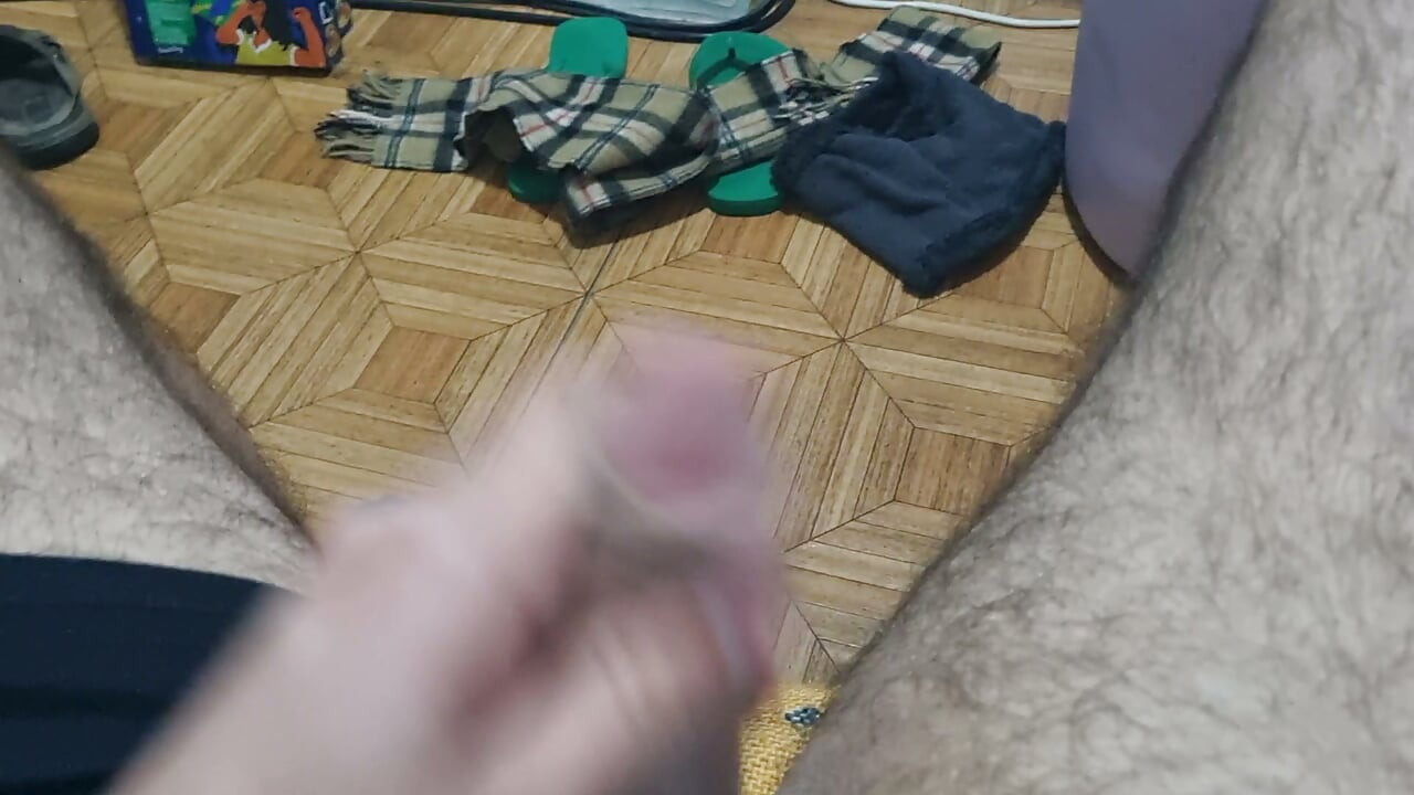半勃起のチンポを手コキ。毛深い悦び。