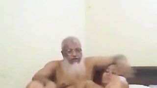Stary człowiek cieszy się z bhabhi