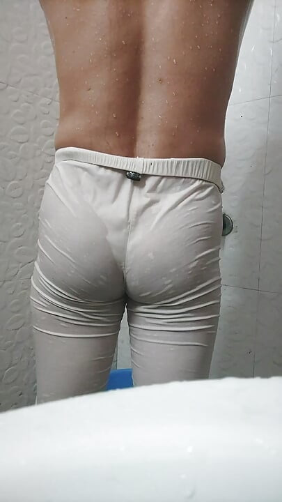 Hot booty shapes perfectly in this tight leggings