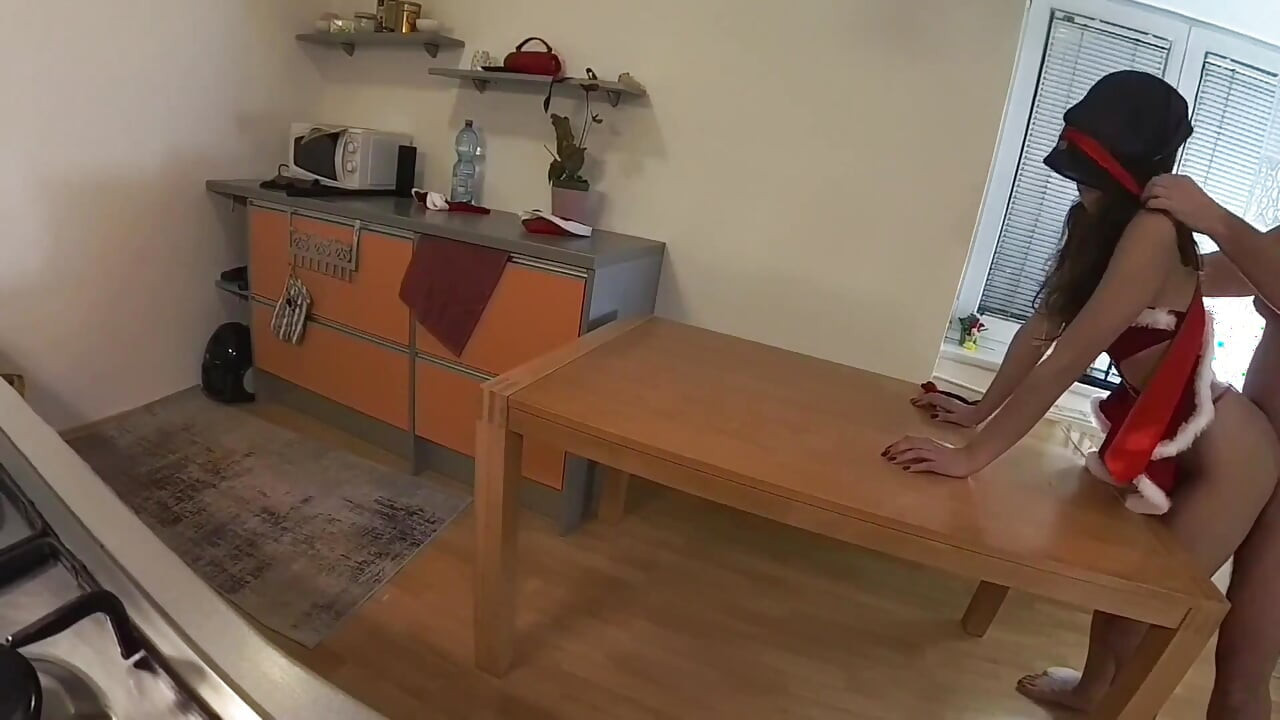 Awek sporty dengan pepek ketat menolak hadiah daripada Santa Claus