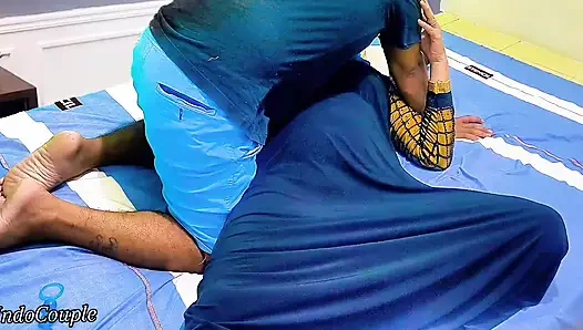 Tesettürlü kız amını gösteriyor ama üvey erkek kardeş yanlış deliği seçiyor.