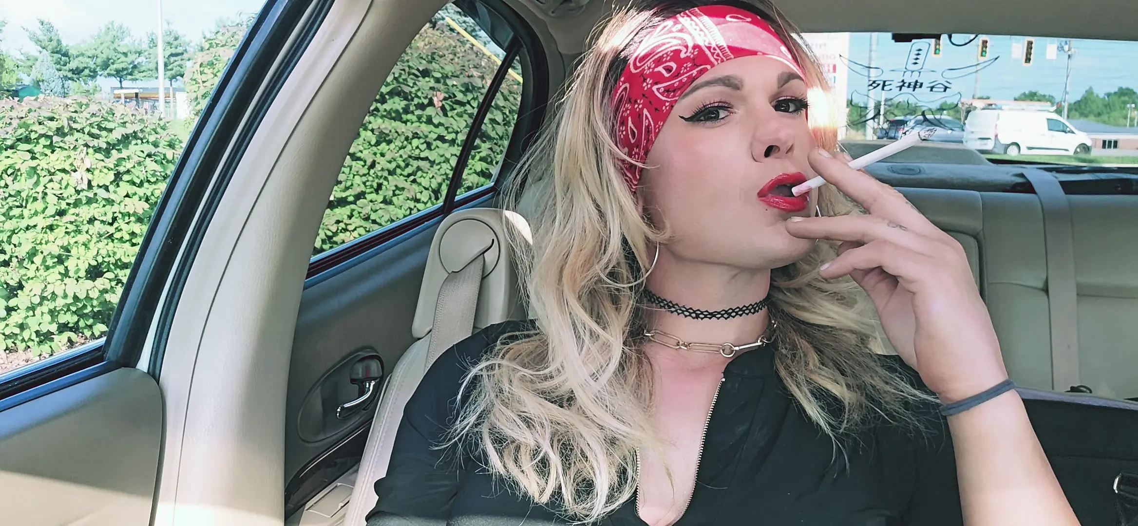 Kylie babes rokende fetisj autospel