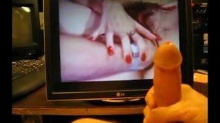 Cumming podczas oglądania porno